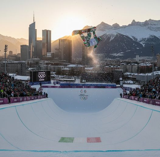 オリンピックのハーフパイプで競技している選手